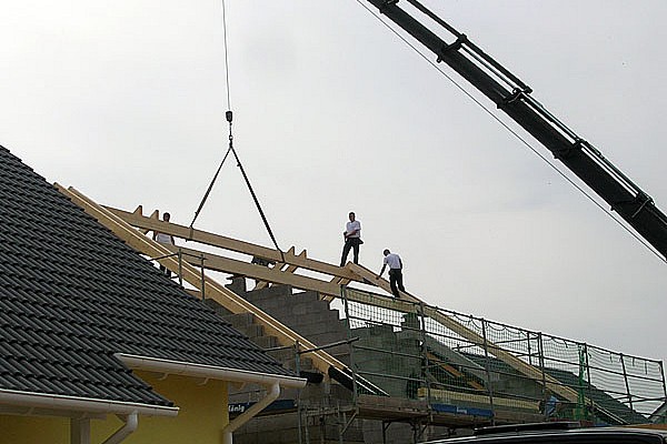 Zimmermannmäßiges Aufstellen eines vorgefertigten Dachstuhls
