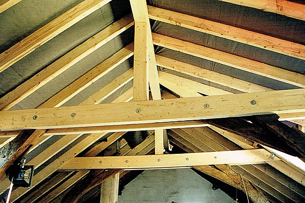 Dachstuhl mit Gaube unter Erhaltung der alten Dachbinder